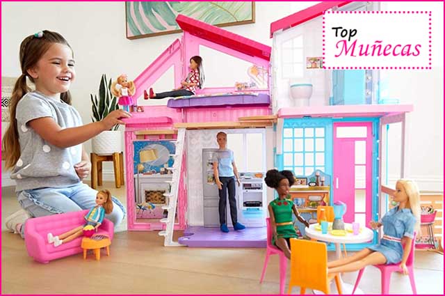 Barbie en su casa Malibú con su novio, su hija y sus amigas