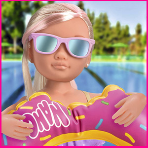 Nancy una tarde en la Piscina flotador donut